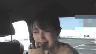 年轻的继母抚拍美丽的睡觉的继女安娜*雷伊